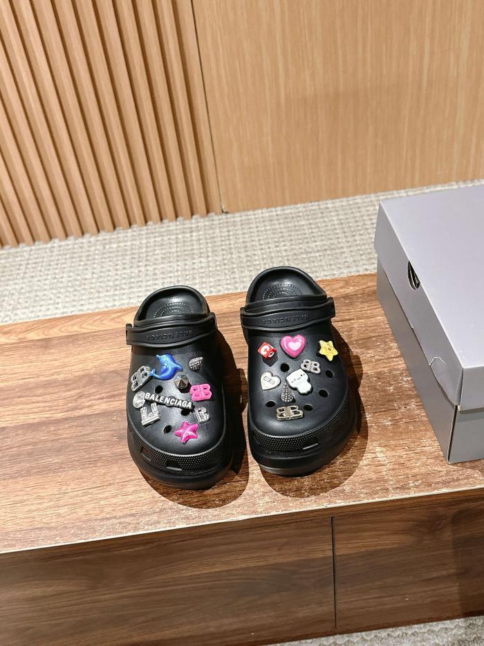 replica,schuhe,beste,kaufen,1:1,besten,seiten,Replik,turnschuhe,sneakers Balenciaga hat gemeinsam das Crocs-Paarmodell CROCS MULE JIBBITZ mit Lochschuhen und Sandalen mit dicken Sohlen gebrandmarkt replica,schuhe,beste,kaufen,1:1,besten,seiten,Replik,turnschuhe,sneakers Balenciaga hat gemeinsam das Crocs-Paarmodell CROCS MULE JIBBITZ mit Lochschuhen und Sandalen mit dicken Sohlen gebrandmarkt