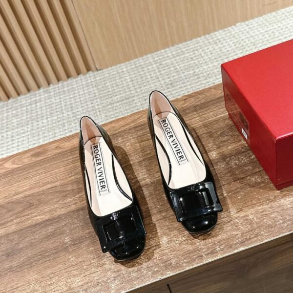 replica,schuhe,beste,kaufen,1:1,besten,seiten,Replik,turnschuhe,sneakers Roger Viviers neue U Look-Schuhe mit runder Spitze für den frühen Frühling