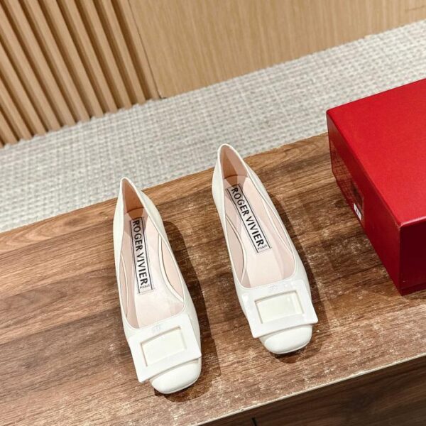 replica,schuhe,beste,kaufen,1:1,besten,seiten,Replik,turnschuhe,sneakers Roger Viviers neue U Look-Schuhe mit runder Spitze für den frühen Frühling