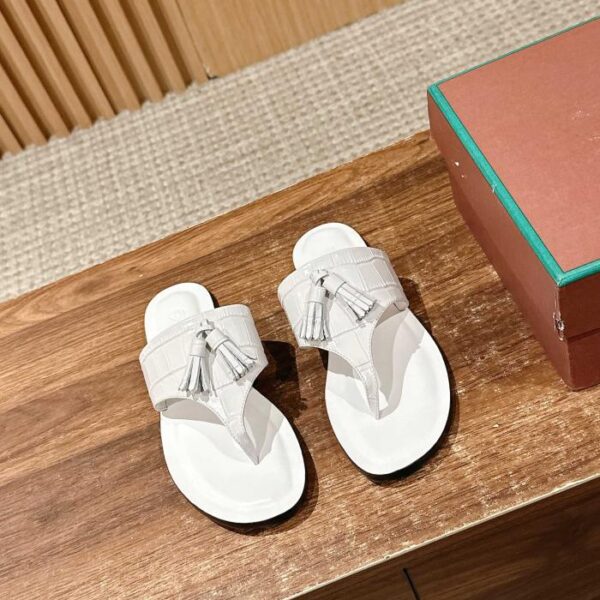Loyo Pianya – Neue Zehentrenner-Sandalen mit Krokodilmuster und Quaste im T-Riemen