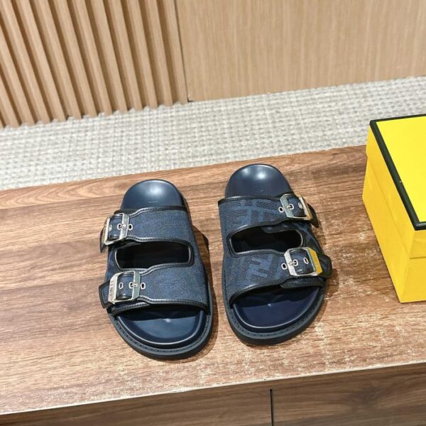 replica,schuhe,beste,kaufen,1:1,besten,seiten,Replik,turnschuhe,sneakers Fendi Flache Pantoletten mit Doppelriemen FFBaguette Dekorative Schnalle