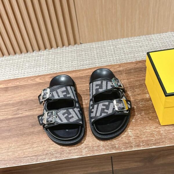 replica,schuhe,beste,kaufen,1:1,besten,seiten,Replik,turnschuhe,sneakers Fendi Flache Pantoletten mit Doppelriemen FFBaguette Dekorative Schnalle