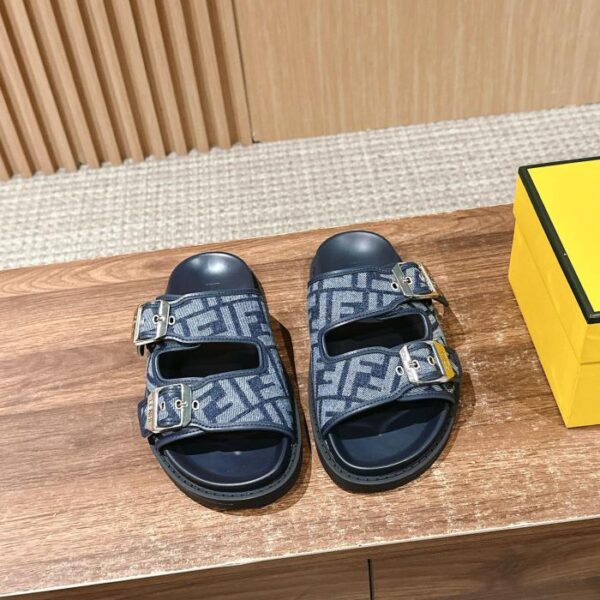 replica,schuhe,beste,kaufen,1:1,besten,seiten,Replik,turnschuhe,sneakers Fendi Flache Pantoletten mit Doppelriemen FFBaguette Dekorative Schnalle