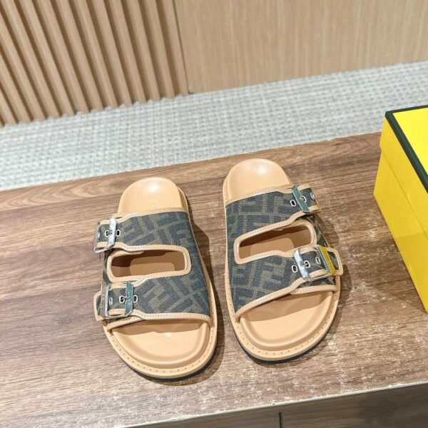 replica,schuhe,beste,kaufen,1:1,besten,seiten,Replik,turnschuhe,sneakers Fendi Flache Pantoletten mit Doppelriemen FFBaguette Dekorative Schnalle