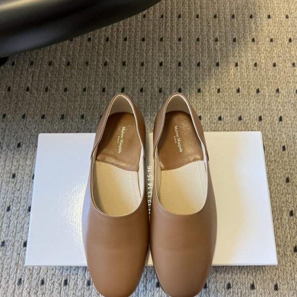 Minimalistische, runde, hohle Einzelschuhe von Maison Margiel