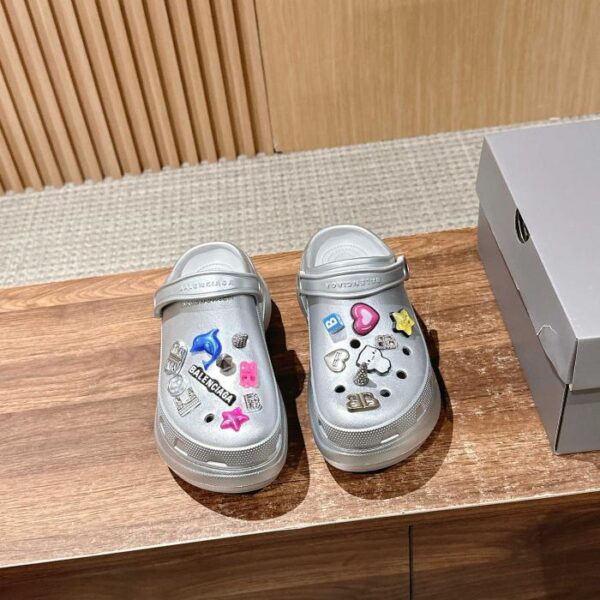 replica,schuhe,beste,kaufen,1:1,besten,seiten,Replik,turnschuhe,sneakers Balenciaga Co-Branding Crocs Paar CROCS MULE JIBBITZ Loch Schuhe Höhe erhöhende Sandalen mit dicken Sohlen