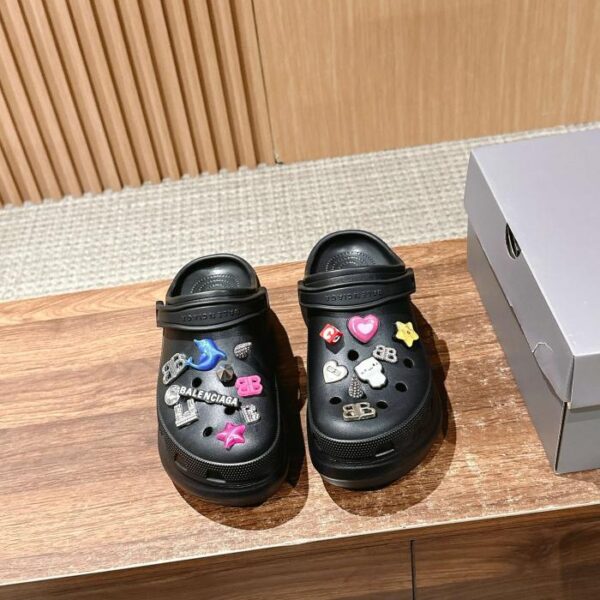 Balenciaga hat Crocs-Paare mit der Co-Branding-Marke CROCS MULE JIBBITZ versehen, höhenerhöhende Sandalen mit dicker Sohle