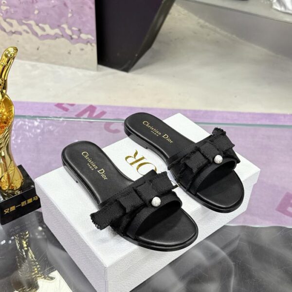 DIOR Frühjahr/Sommer: Neue Slipper mit runder Perlenspitze und offener Spitze