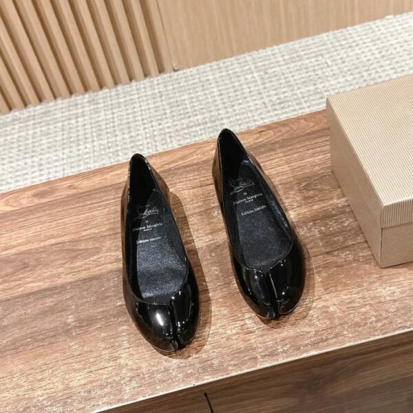Christian Louboutin und Margiela Flats mit geteilter Spitze