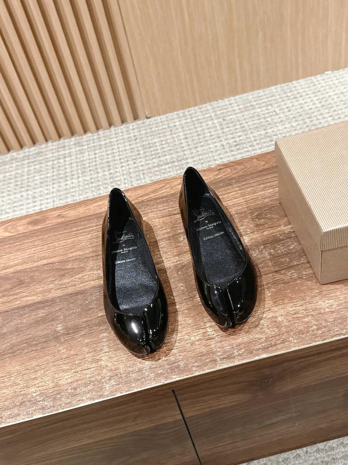 replica,schuhe,beste,kaufen,1:1,besten,seiten,Replik,turnschuhe,sneakers Christian Louboutin und Margiela Flats mit geteilter Spitze replica,schuhe,beste,kaufen,1:1,besten,seiten,Replik,turnschuhe,sneakers Christian Louboutin und Margiela Flats mit geteilter Spitze