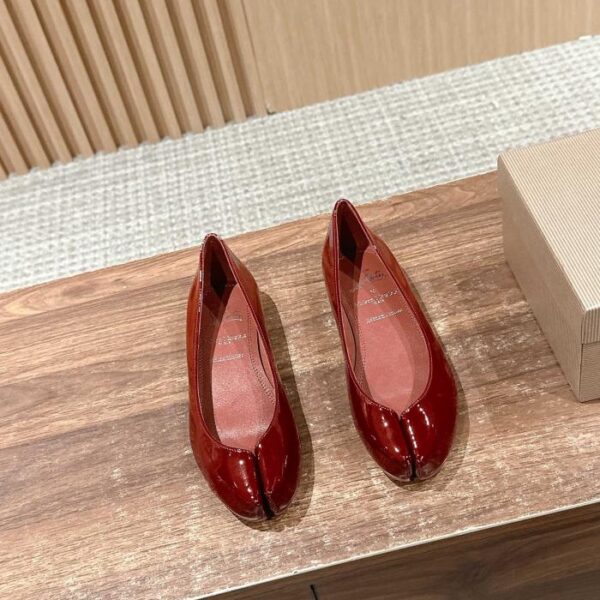 Christian Louboutin und Margiela Flats mit geteilter Spitze