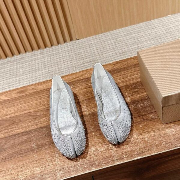 Christian Louboutin und Margiela Flats mit geteilter Spitze