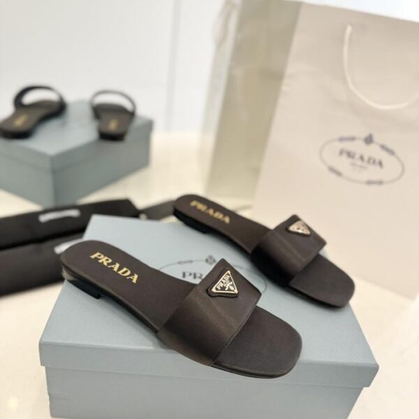 replica,schuhe,beste,kaufen,1:1,besten,seiten,Replik,turnschuhe,sneakers Pradas neueste Hausschuhe mit Dreieckslogo