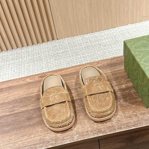 replica,schuhe,beste,kaufen,1:1,besten,seiten,Replik,turnschuhe,sneakers Guccis neue bestickte Mules mit horizontalen Riemen und Birkenstock-Halbschuhe mit Big G-Stickerei