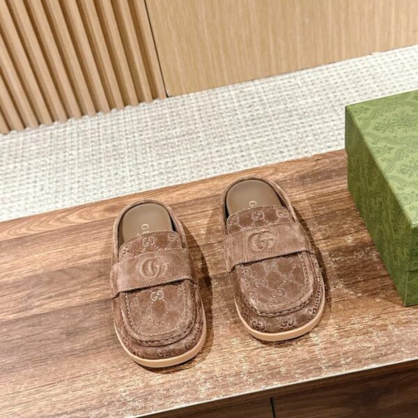 replica,schuhe,beste,kaufen,1:1,besten,seiten,Replik,turnschuhe,sneakers Guccis neue bestickte Mules mit horizontalen Riemen und Birkenstock-Halbschuhe mit Big G-Stickerei