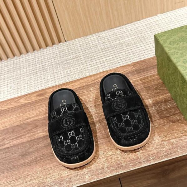 replica,schuhe,beste,kaufen,1:1,besten,seiten,Replik,turnschuhe,sneakers Guccis neue bestickte Mules mit horizontalen Riemen und Birkenstock-Halbschuhe mit Big G-Stickerei