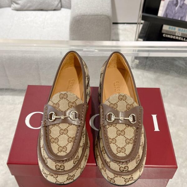 replica,schuhe,beste,kaufen,1:1,besten,seiten,Replik,turnschuhe,sneakers Guccis neueste Damen-Loafer mit Horsebit-Keilabsatz