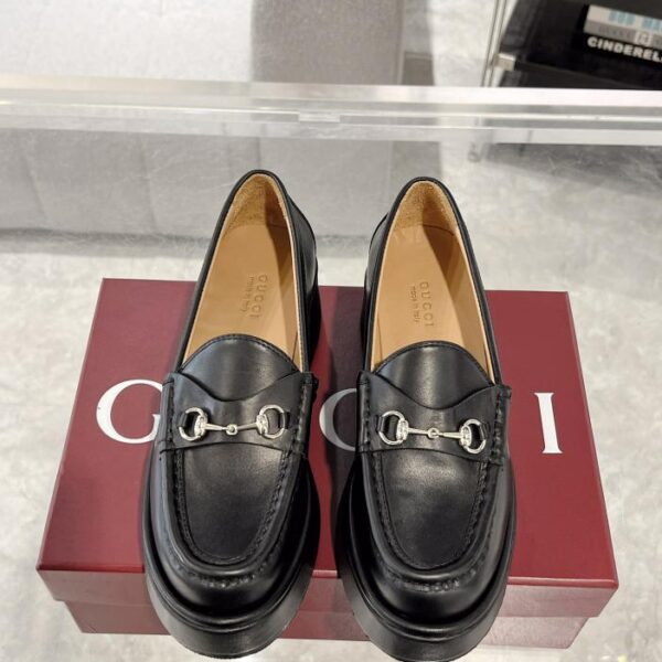 replica,schuhe,beste,kaufen,1:1,besten,seiten,Replik,turnschuhe,sneakers Guccis neueste Damen-Loafer mit Horsebit-Keilabsatz