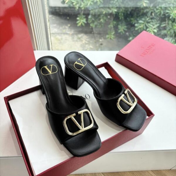 replica,schuhe,beste,kaufen,1:1,besten,seiten,Replik,turnschuhe,sneakers VALENTINO klassische Frühlings- und Sommer-Sandalen mit VLOGO SIGNATURE-Metallschnalle (C1Q28)
