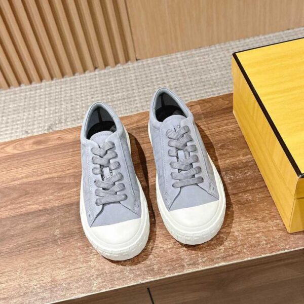 Neue Low-Top-Sneakers von Fendi in Keksfarbe (UBR9U)