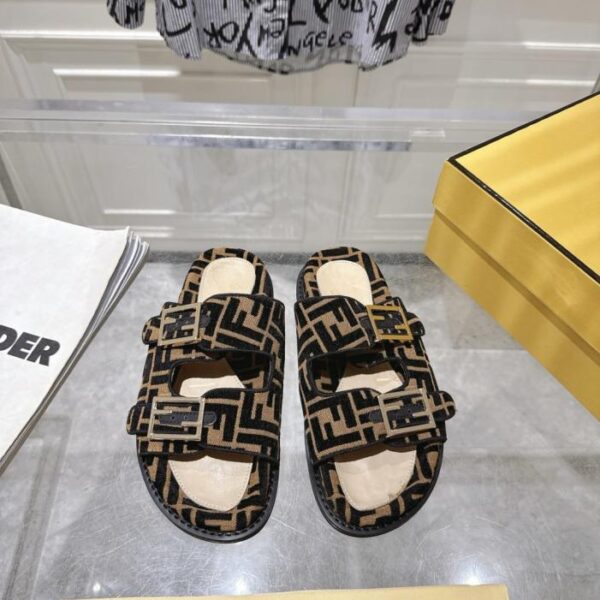 Fendi Sommersandalen und Slipper (5VEEF)