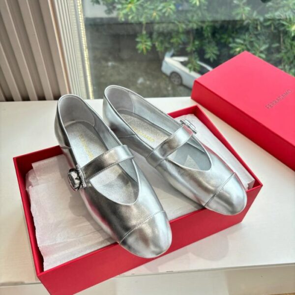 G588 Original 1:1 Replik der hochwertigen FERRAGAMO Salvatore Ferragamo neue Version der Vara Namensschild Ballerinas (29179)