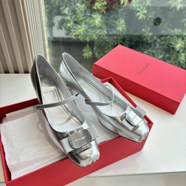 G588 Original 1:1 Replik der hochwertigen FERRAGAMO Salvatore Ferragamo neue Version der Vara Namensschild Ballerinas (JS1ZJ)