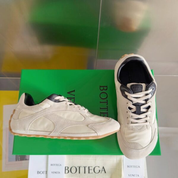 Bottega Venetas neueste Orbit Flash-Serie für Paare: Retro-Ballerinas für lässige Paare, die im Forrest-Gump-Stil laufen (KUWIZ)