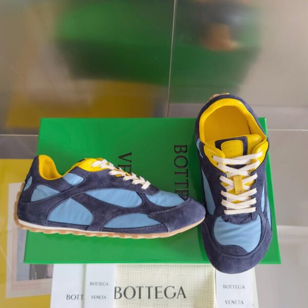 Bottega Venetas neueste Orbit Flash-Serie für Paare: Retro-Ballerinas, lässige Sportschuhe und Laufschuhe im Forrest-Gump-Stil (RWSCT)