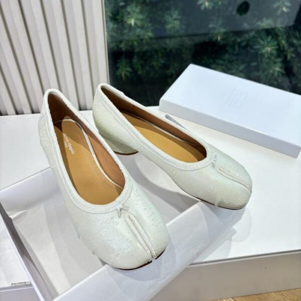 G012Maison Margiela MM6 Ballet Mary Jane Einzelschuhe, Tabi-Slipper mit geteilter Zehenpartie und geschlossener Zehenpartie (6V35I)