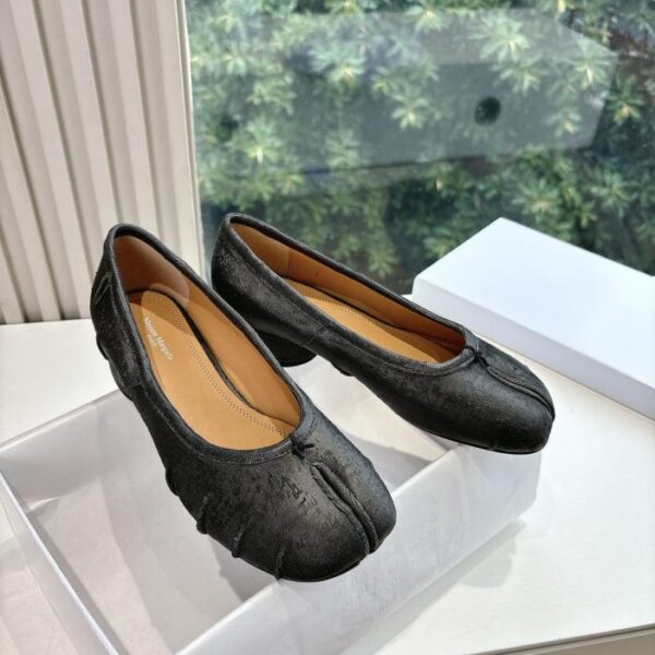 G012Maison Margiela MM6 Ballet Mary Jane Einzelschuhe, Tabi-Slipper mit geteilter Zehenpartie und geschlossener Zehenpartie (LIF4Q)