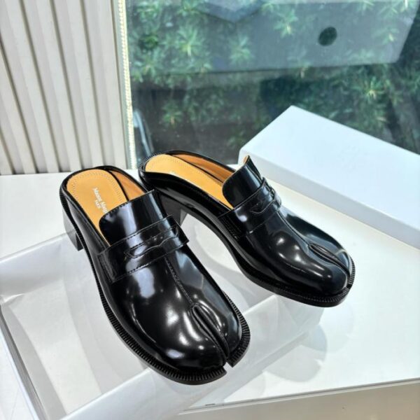 G012Maison Margiela MM6 Ballet Mary Jane Einzelschuhe, Tabi-Slipper mit geteilter Zehenpartie und geschlossener Zehenpartie (QDA2I)