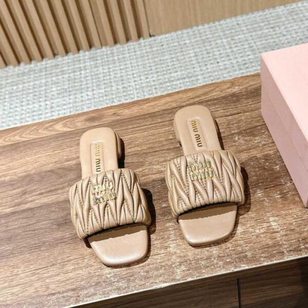 Miu Miu – Neue Hausschuhe mit plissiertem Kitten Heel (AK4HI)