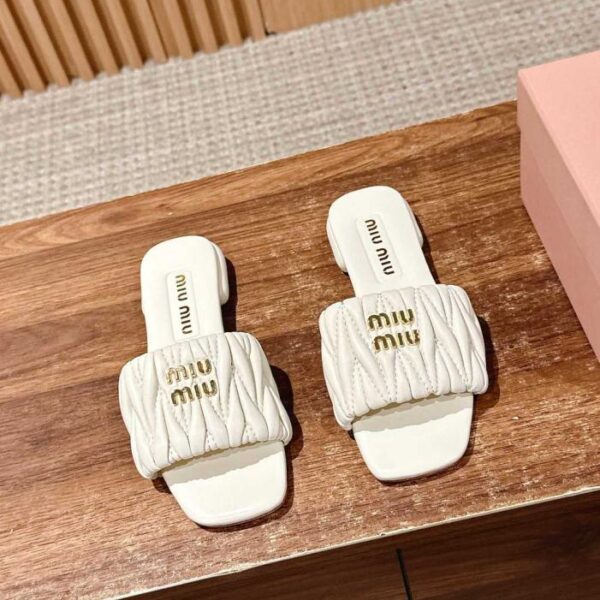 Miu Miu Neue plissierte Hausschuhe mit Kitten Heel (KNAM1)