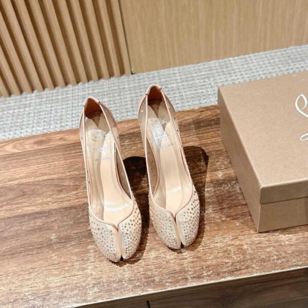 Gemeinsame Schuhserie von Christian Louboutin x Maison Margiela – Stöckelschuhe mit geteilter Zehenpartie (FS3D6)