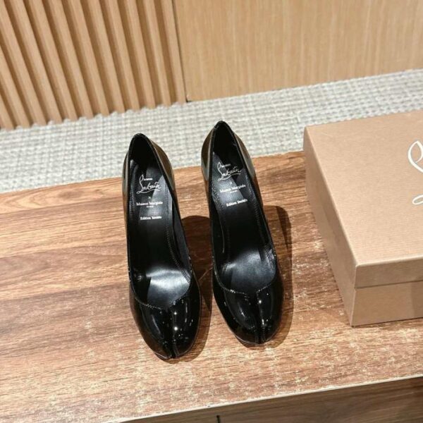 Gemeinsame Schuhserie von Christian Louboutin x Maison Margiela mit hochhackigen Schuhen und geteilter Zehenpartie (X5J5X)