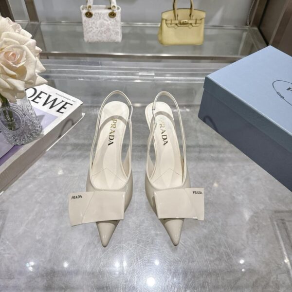 replica,schuhe,beste,kaufen,1:1,besten,seiten,Replik,turnschuhe,sneakers Prada-Sandalen im Catwalk-Stil mit spitzer Spitze, hochwertiges 3D-Logo, heiße Diamantblumen, High Heels, Catwalk-Stil für den frühen Frühling (5U6ZY)