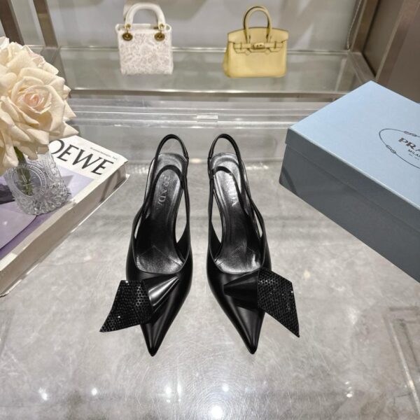 replica,schuhe,beste,kaufen,1:1,besten,seiten,Replik,turnschuhe,sneakers Prada-Sandalen im Catwalk-Stil mit spitzer Spitze, hochwertiges 3D-Logo, heiße Diamantblumen, High Heels, Catwalk-Stil für den frühen Frühling (A06L4)