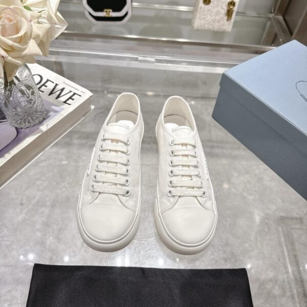 Prada Canvas-Schuhe mit runder Spitze (JASFV)