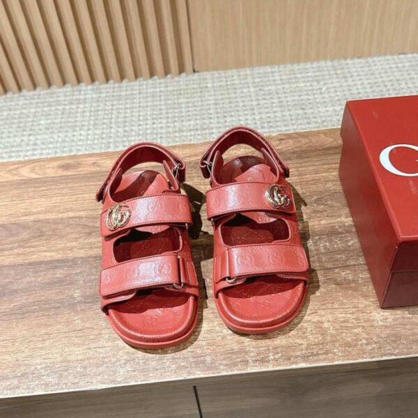 replica,schuhe,beste,kaufen,1:1,besten,seiten,Replik,turnschuhe,sneakers Neue Strandsandalen mit Klettverschluss von Gucci mit Doppel-G-Schnalle und geprägtem Logo aus Rindsleder (43TYM)