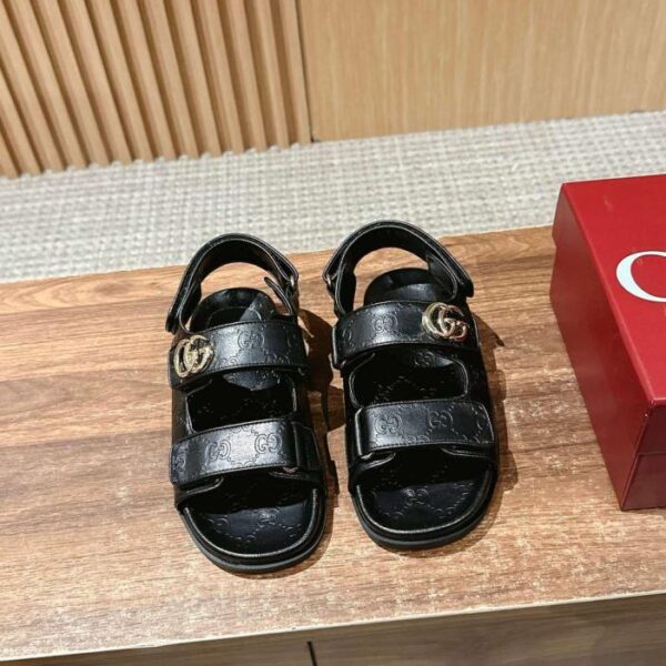 replica,schuhe,beste,kaufen,1:1,besten,seiten,Replik,turnschuhe,sneakers Neue Strandsandalen mit Klettverschluss von Gucci mit Doppel-G-Schnalle und geprägtem Logo aus Rindsleder (TQAHV)