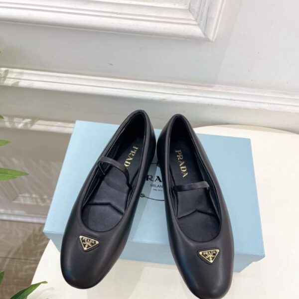 replica,schuhe,beste,kaufen,1:1,besten,seiten,Replik,turnschuhe,sneakers Pradas neue Ballerinas aus Nappa-Schaffell mit Dreieckslogo (O6NNL)