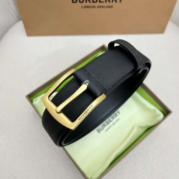 BURBERRY Herrengürtel aus genarbtem Leder mit Metallschnalle und beidseitiger Außenverwendung, 3,5 cm (AO4BO)