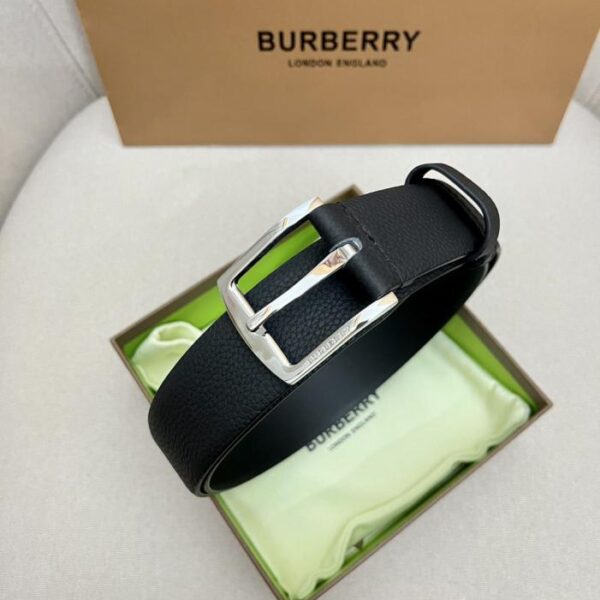 BURBERRY Herrengürtel aus genarbtem Leder mit Metallschnalle und beidseitiger Außenverwendung, 3,5 cm (E6T3U)