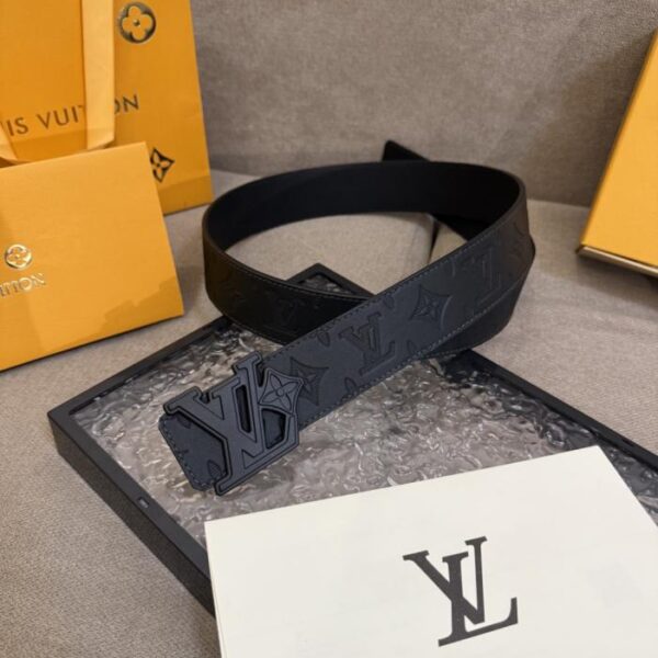 replica,schuhe,beste,kaufen,1:1,besten,seiten,Replik,turnschuhe,sneakers LV Dimension 4.0 Wendegürtel mit geprägten LV-Initialen und floralem Monogramm aus Leder (VC0RW)