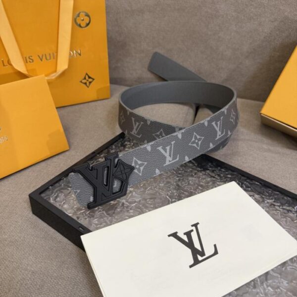 replica,schuhe,beste,kaufen,1:1,besten,seiten,Replik,turnschuhe,sneakers LV Dimension 4.0 Wendegürtel mit geprägten LV-Initialen und floralem Monogramm aus Leder (VHKE9)