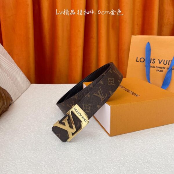 Louis Vuitton: Klassische Originalqualität. Klassisch bedrucktes Leder mit original geprägter Ledersohle. Original Boutique-Schnalle, Breite 4,0 cm (0ZCZ2).