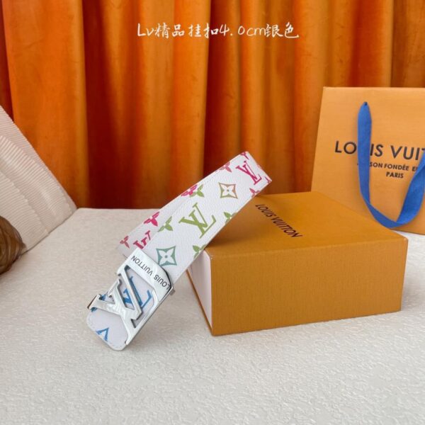 Louis Vuitton: Klassische Originalqualität. Klassisch bedrucktes Leder mit original geprägter Ledersohle. Originale Schnallenbreite 4,0 cm (W7BJH)