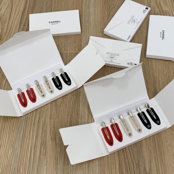 CHANEL Limited Edition Geburtstagsgeschenk Duckbill Clip 6-teiliges Set nahtlose Haarspangen in Schwarz, Weiß und Rot (FX439)