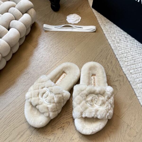 Chanel Neue Hausschuhe aus Lammwolle (GSD5P)